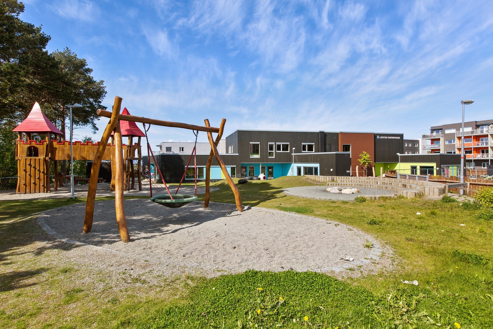 Nærområdet byr på flere dagligvarebutikker, skoler/barnehager og rekreasjonsområder. Galleribilde