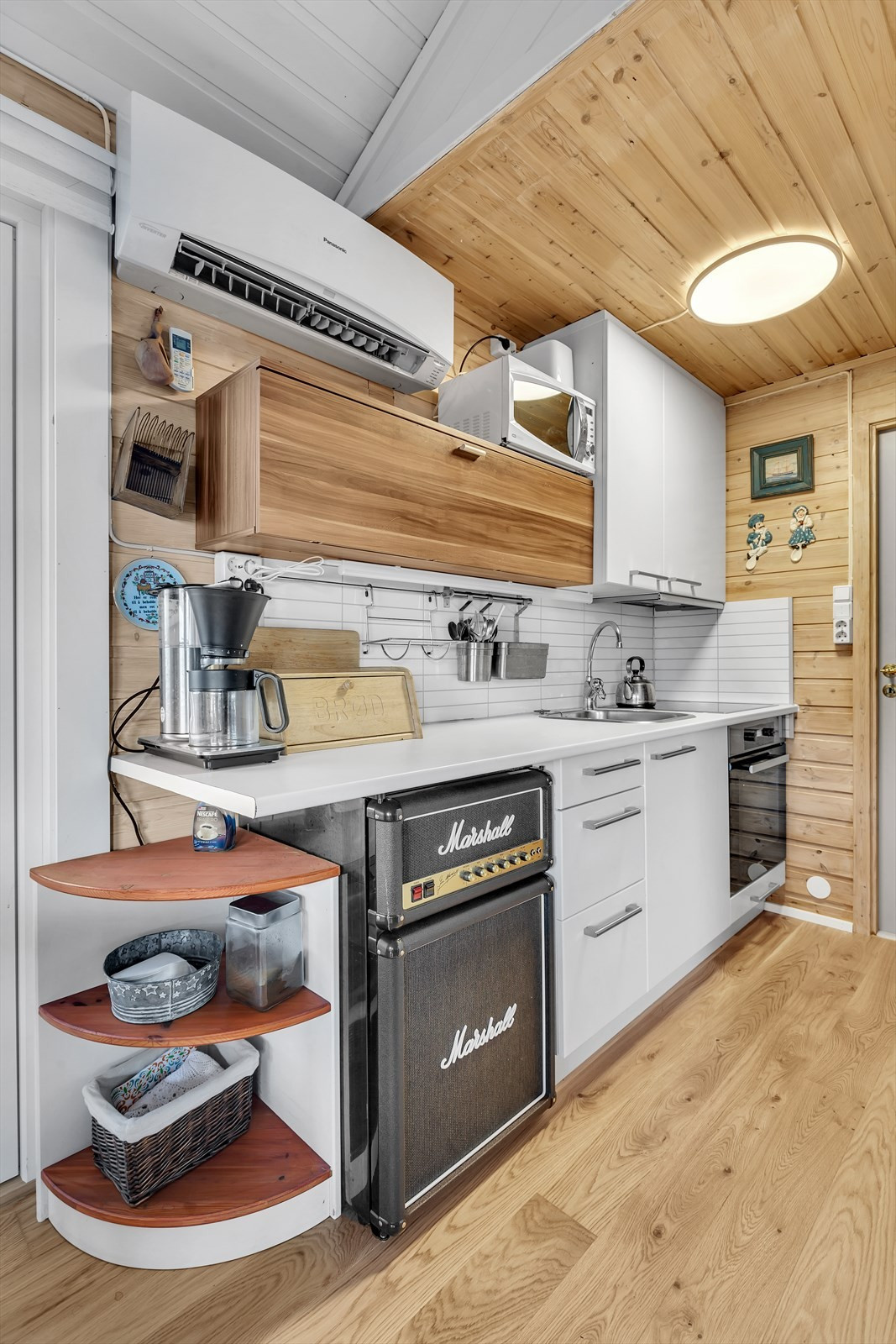Kjøkken med kjøleskap (ser ut som høyttaler)