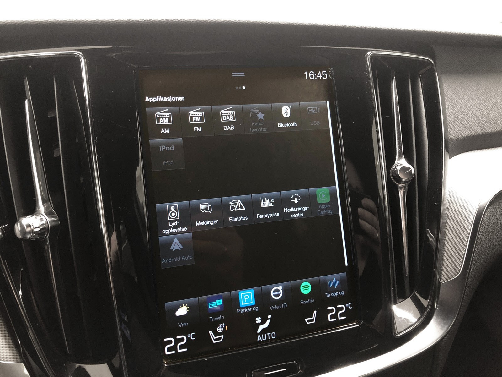 Apple CarPlay og Android Auto er på plass