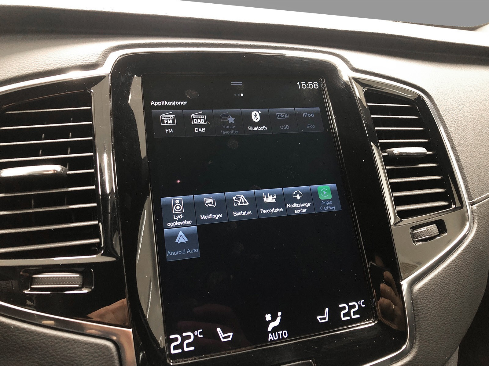 Apple CarPlay og Android Auto på plass