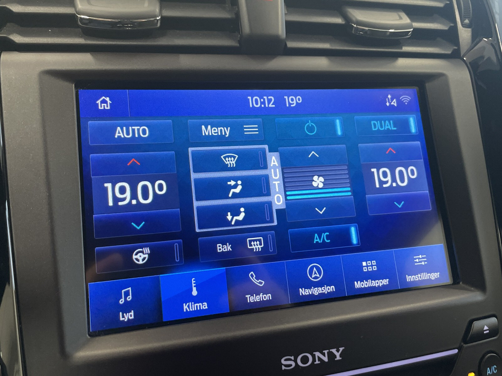 Bilen har også digitalt klimapanel.