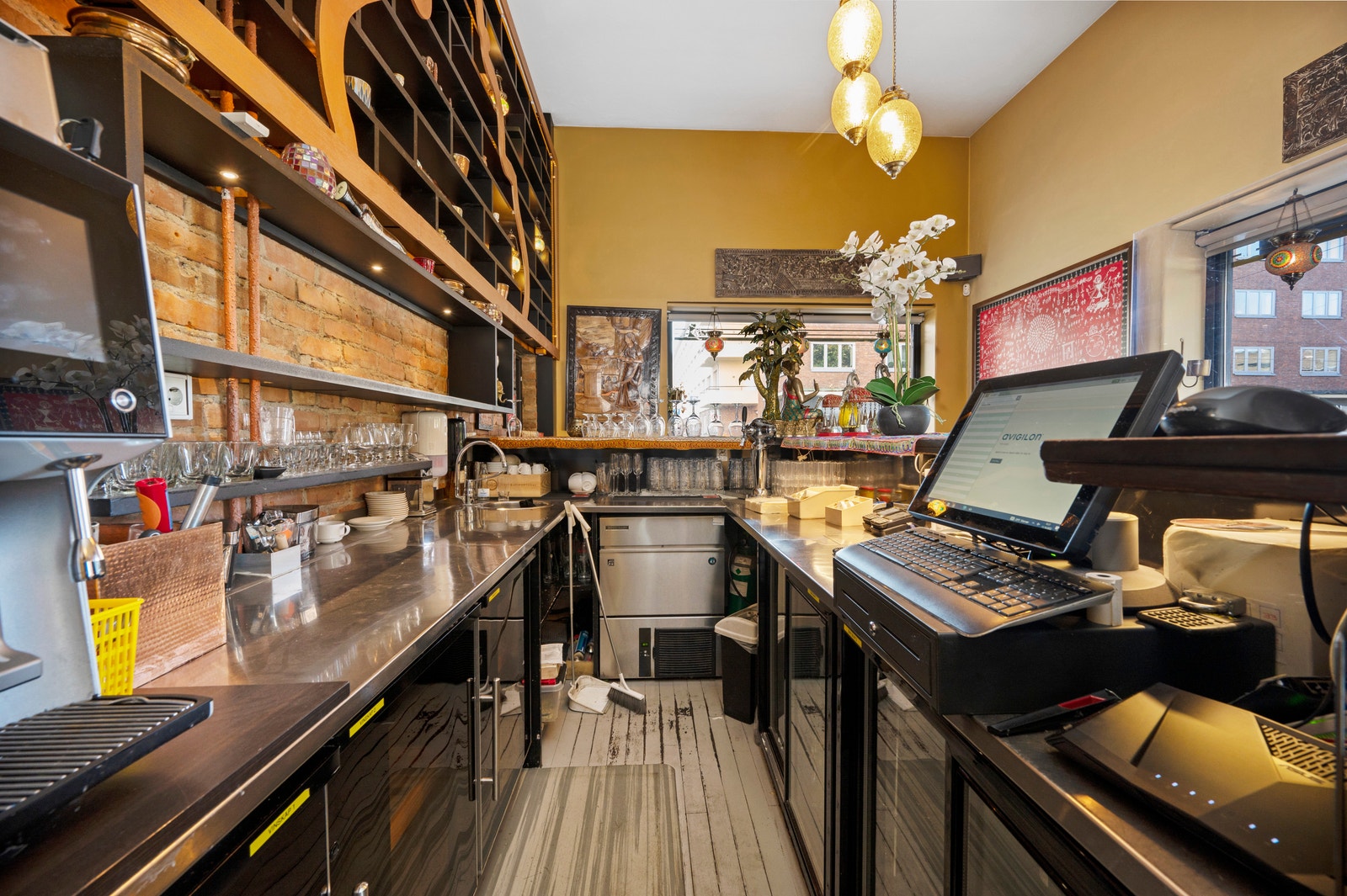 Disk/bar/kasse. Romslig, praktisk og rett ved inngangspartiet. Galleribilde