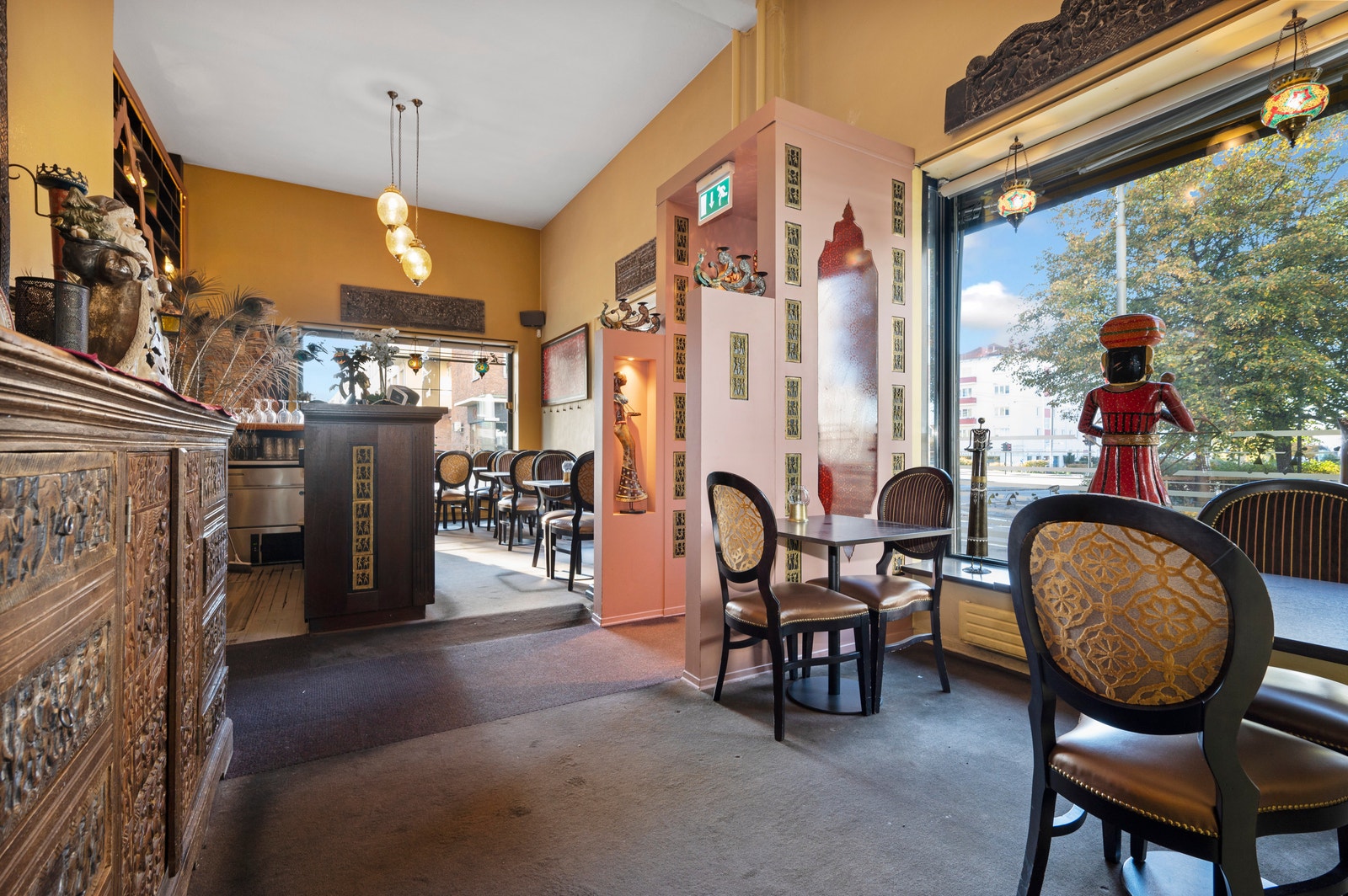 Fint lokale med godt lysinnslipp og hyggelig atmosfære. Galleribilde