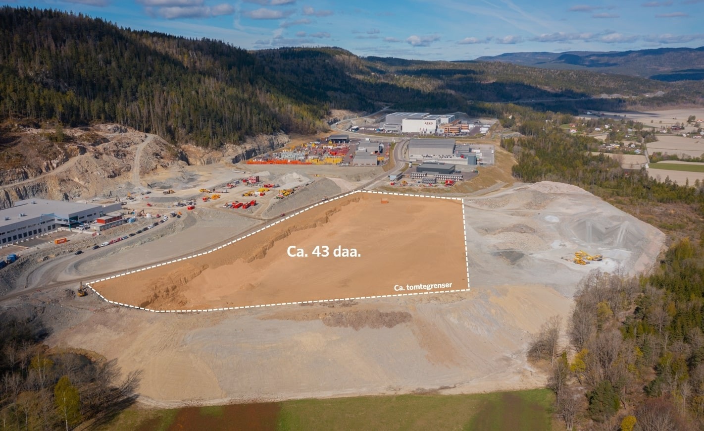 Flat ferdig opparbeidet tomt på 43 mål Galleribilde