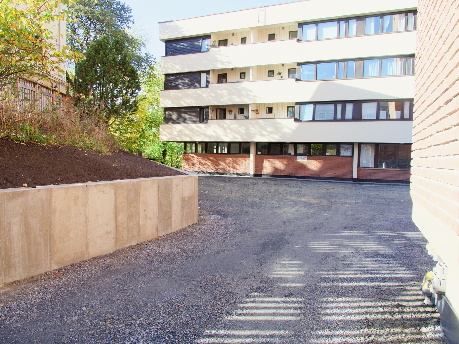 Innkjøring til bakgård, området er nå nyasfaltert Galleribilde