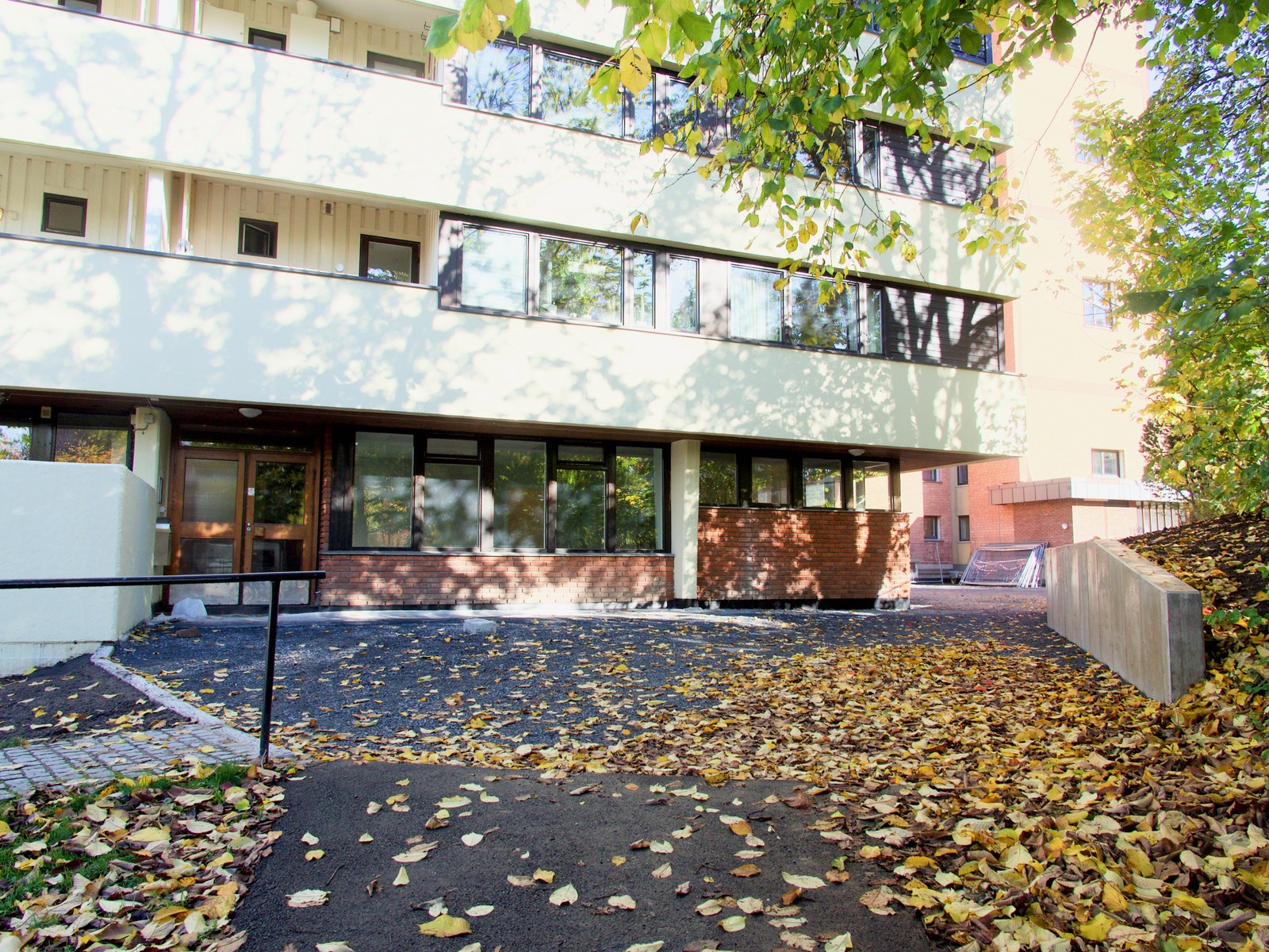 Inngangsparti, området er nå nyasfaltert Galleribilde