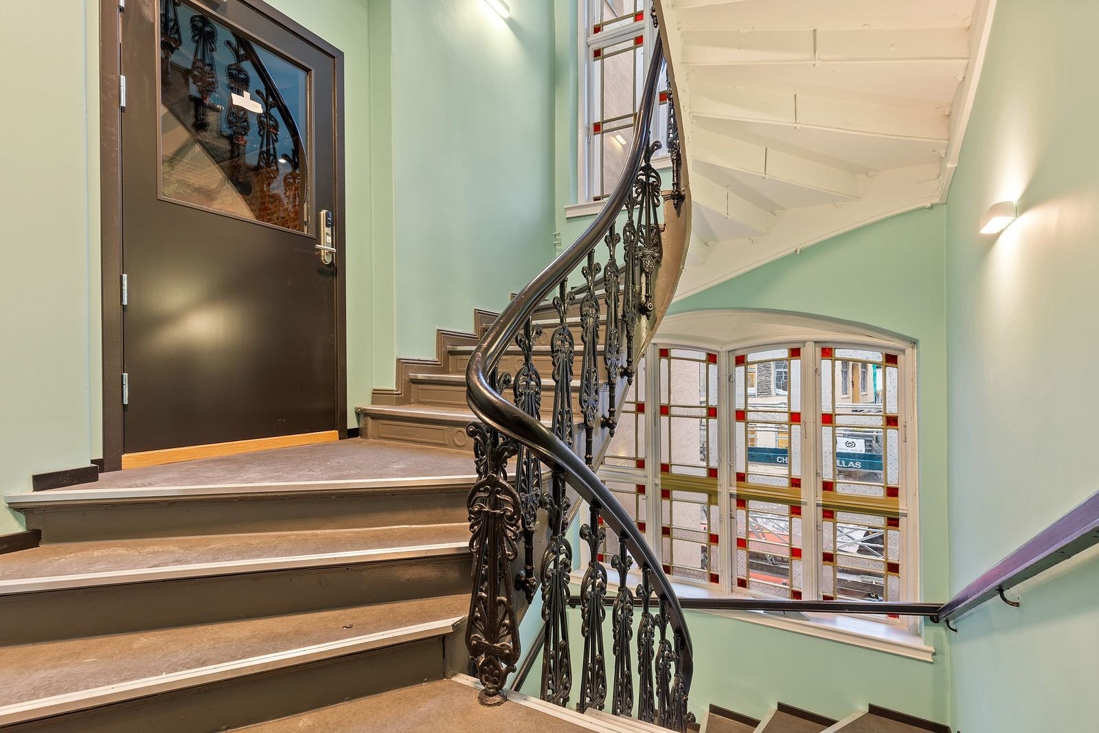 De fargede blyglassvinduene er restaurert Galleribilde