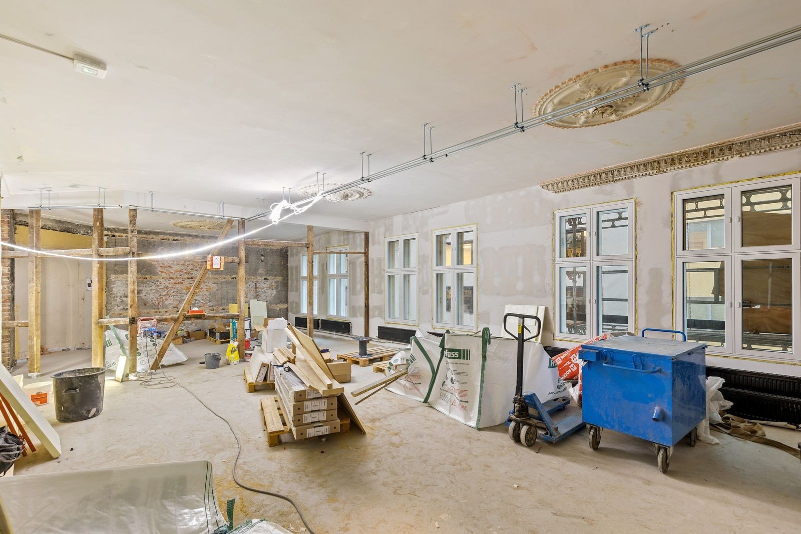 4.etg har stukkatur og takrosetter Galleribilde