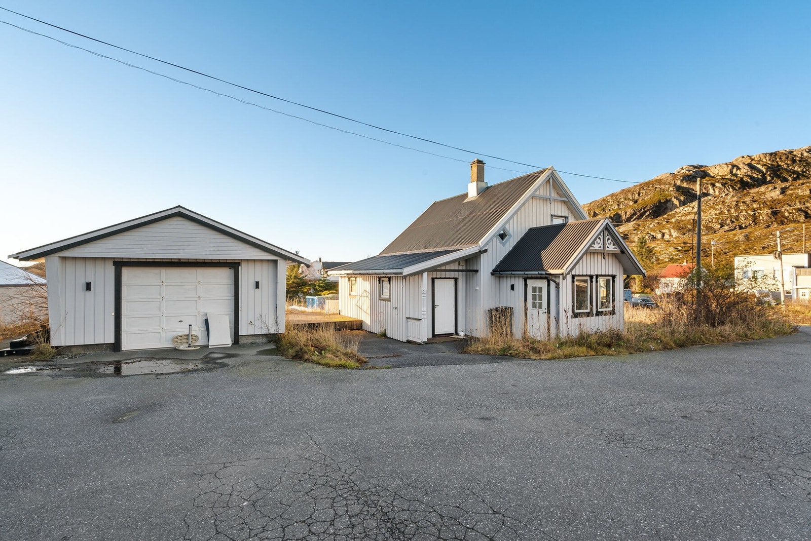 Boligen følger i utgangspunktet ikke med, men kan være alternativt solgt sammen med eiendommen. Galleribilde