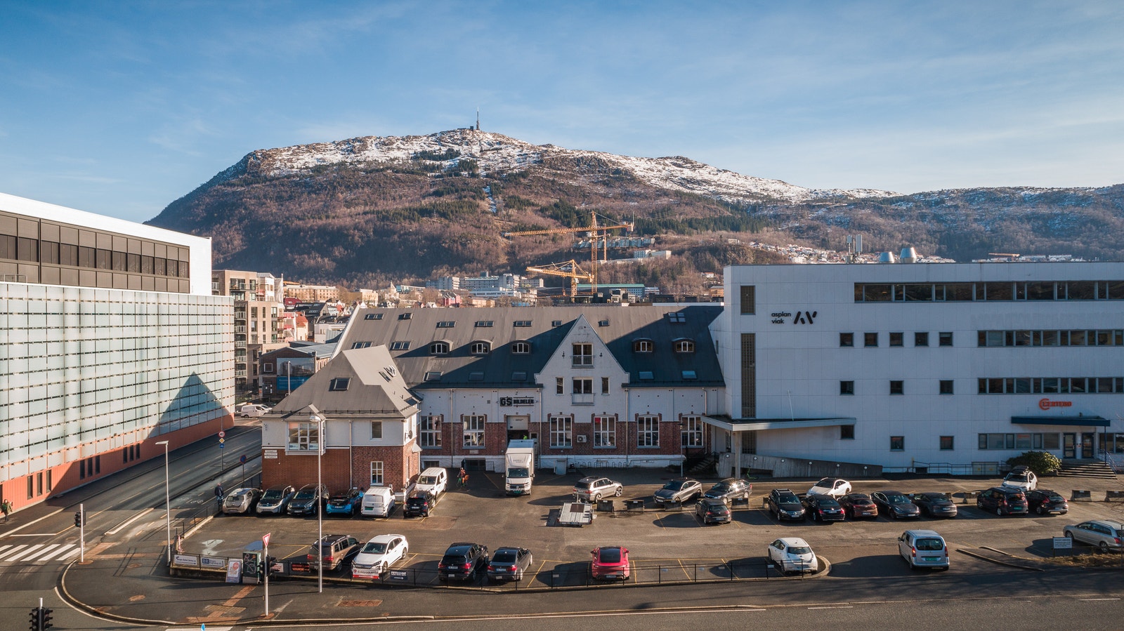 Fasade (kontorene ligger i bygget til høyre) Galleribilde