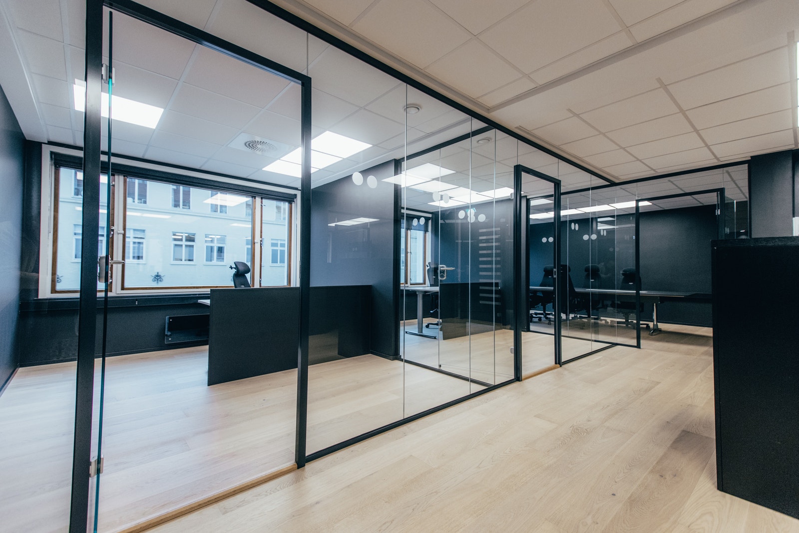 Kontorer med stilige glassvegger og mye lys Galleribilde