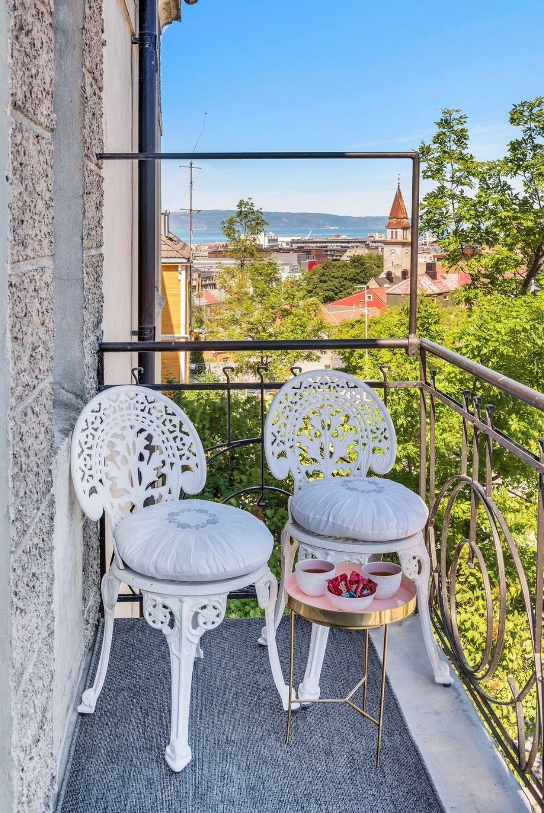 Fjordgløtt fra balkong Galleribilde