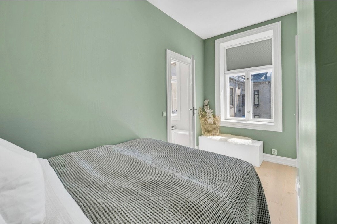 Sov 2 er 8 kvm med vindu inn mot stille bakgård Galleribilde