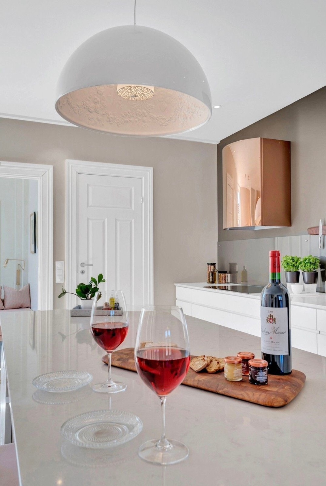 Stor kjøkkenøy gir rikelig med muligheter Galleribilde