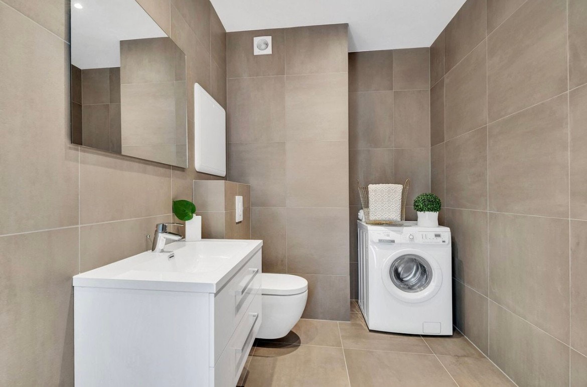 Bad 2 med opplegg for vaskemaskin Galleribilde