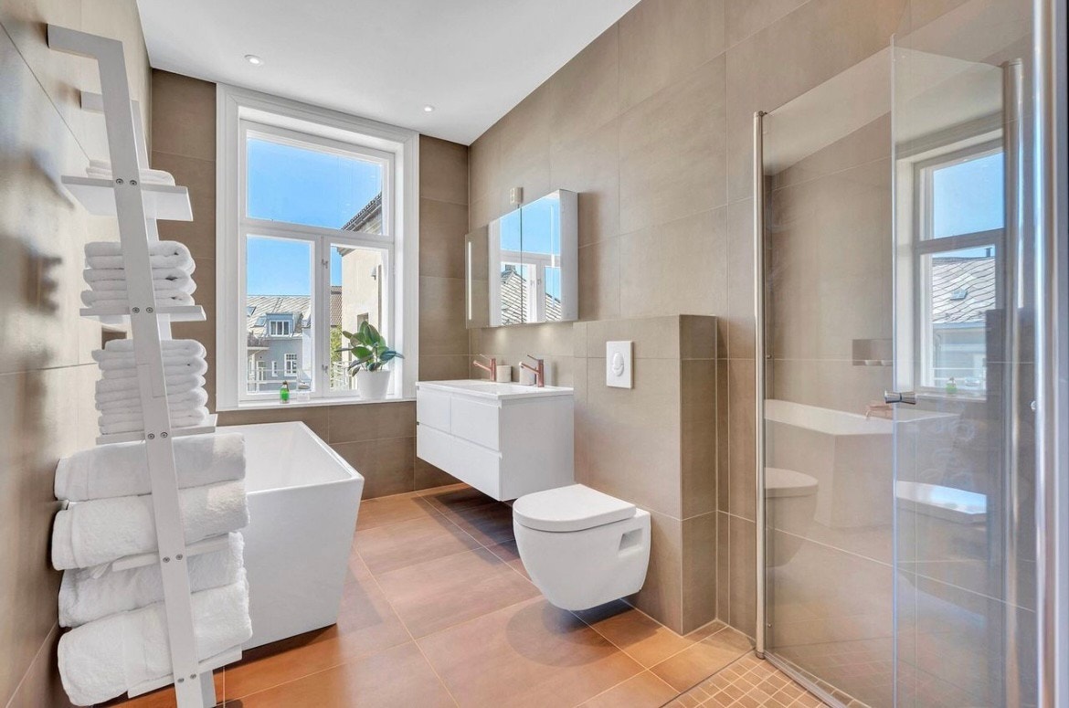 Hovedbadet utstyrt med kraner fra Tapwell samt sminkespeil Galleribilde