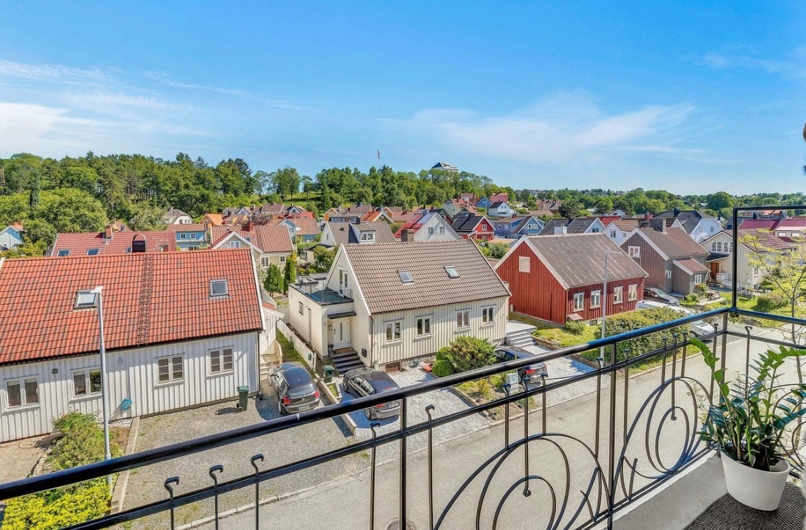 Utsikt til Festningen fra balkong utenfor hovedsoverom Galleribilde