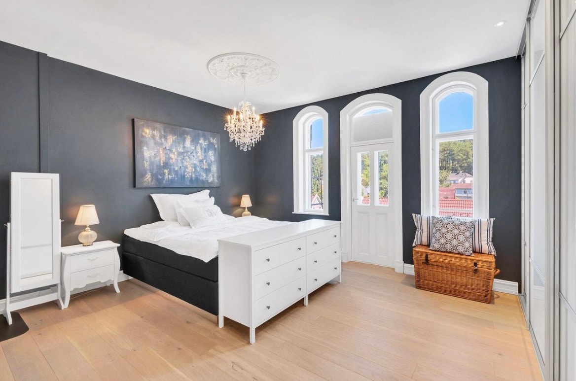 Hovedsoverommet er hele 25 kvm inkl. stor skyvedørsgarderobe og utgang til veranda Galleribilde