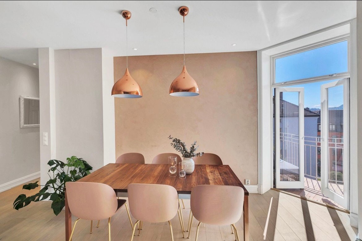 Rikelig med spiseplass og utsikt mot Bakklandet Galleribilde