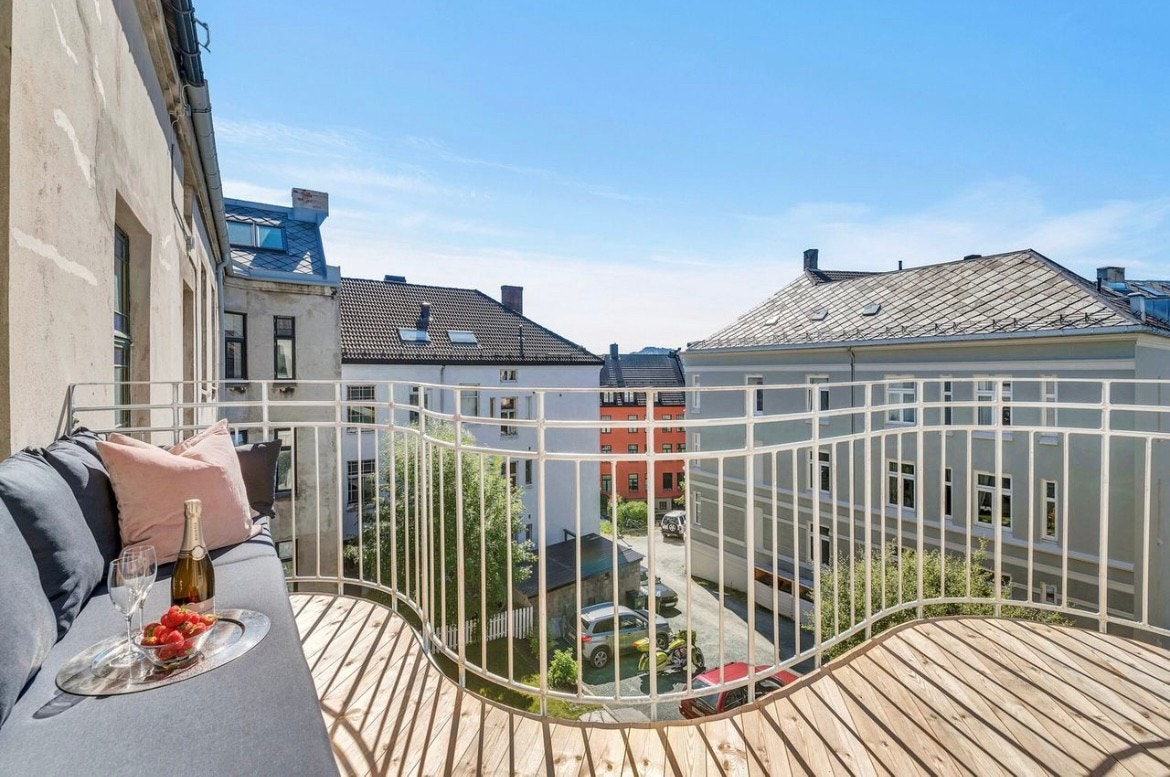 Nydelig balkong med sol fra 12:30-21 sommerstid Galleribilde