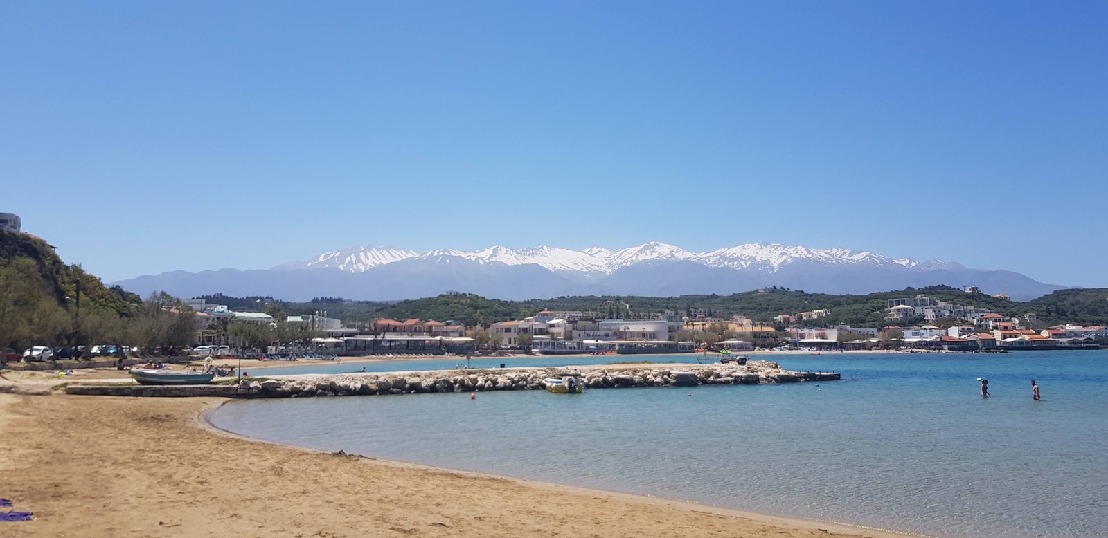 Stranden i Kalyves er flott. Bildet tatt første mai. The white mountains sees fra eiendommen. Galleribilde