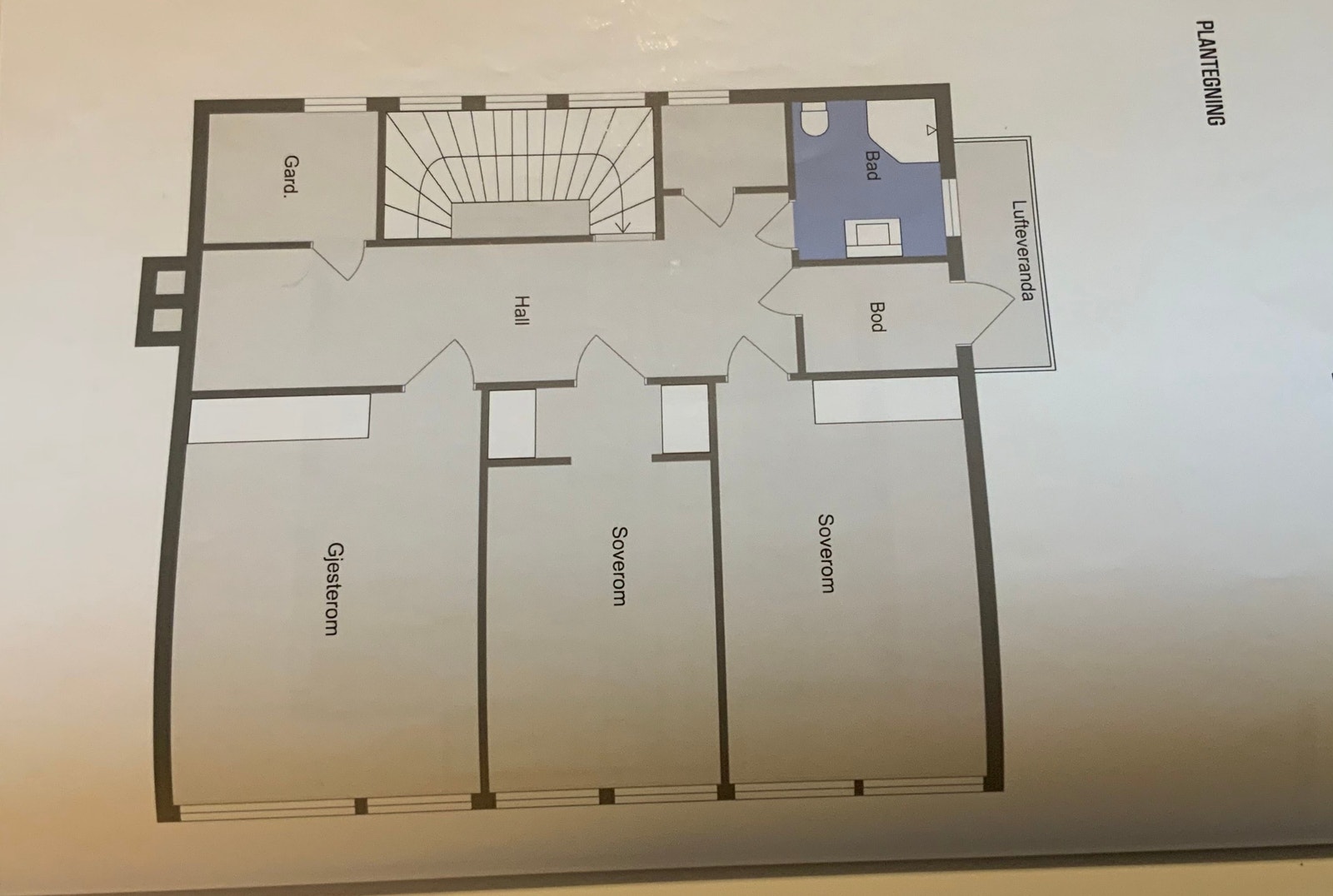 Plantegning viser åpent trapperom fra felles gang. Soverommet i midten leies ut. «Soverom» til høyre er kjøkken. Rommet til venstre leies ikke ut. Galleribilde