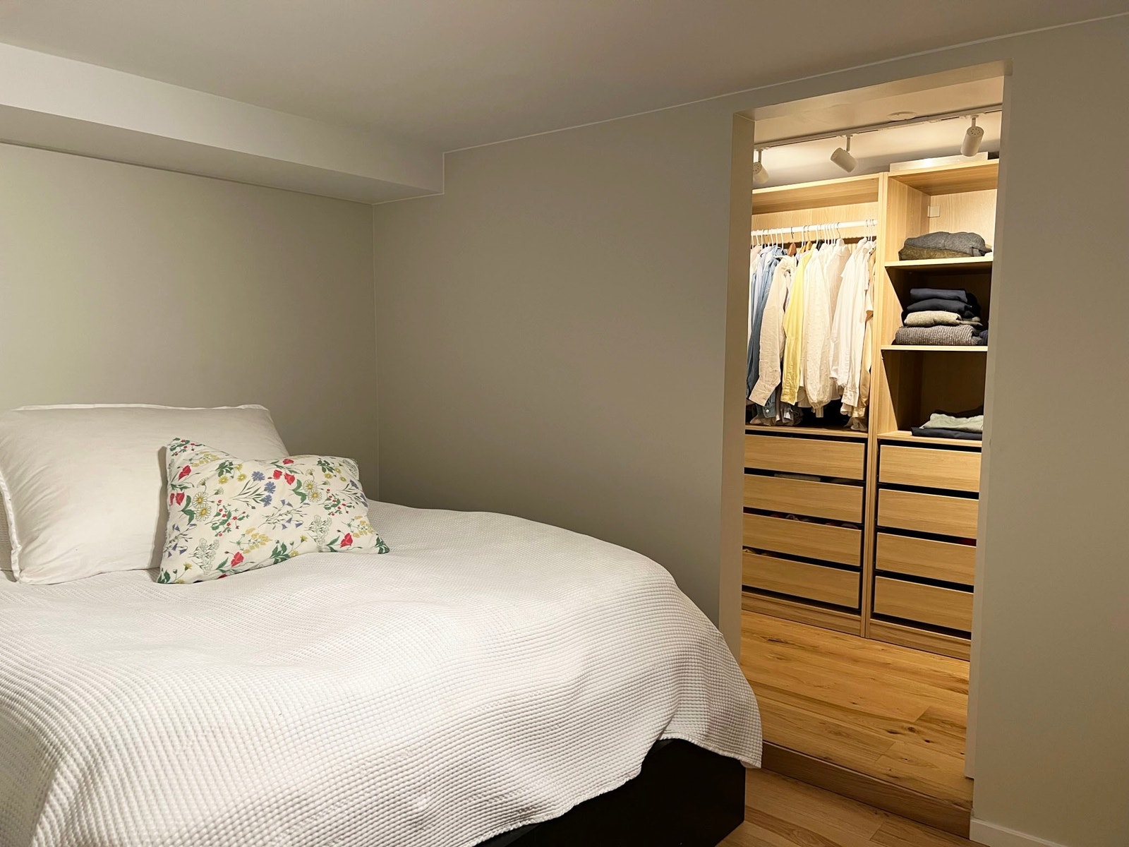 Soverom og walk-in closet Galleribilde