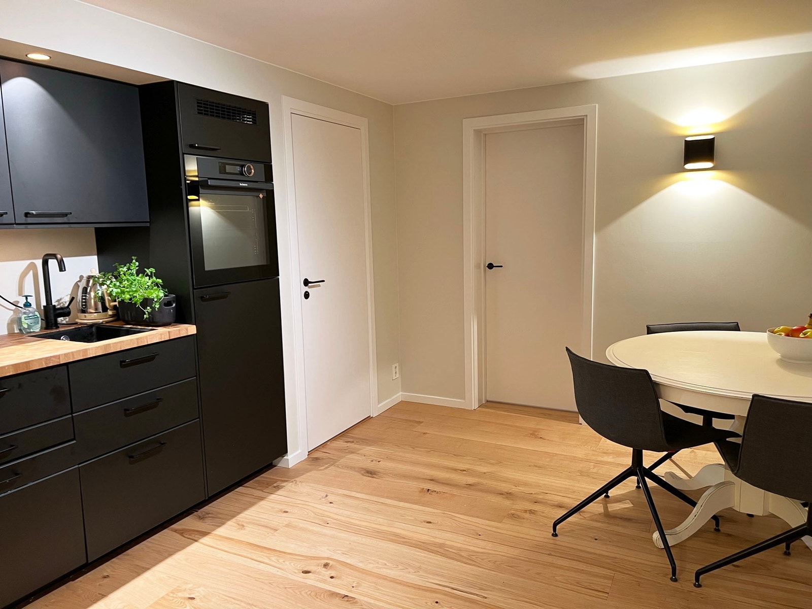 Mot bad og soverom Galleribilde