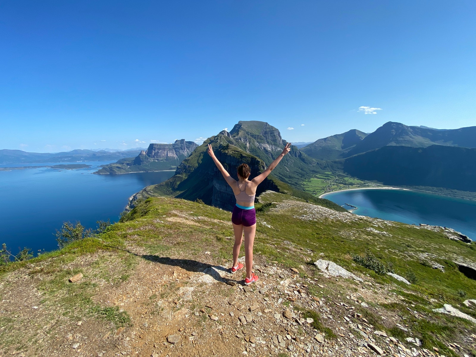 Meløyalpene - Reipå er omkranset av vakre fjelltopper, hvite strender og hav. Dette er Finnesfjell Galleribilde