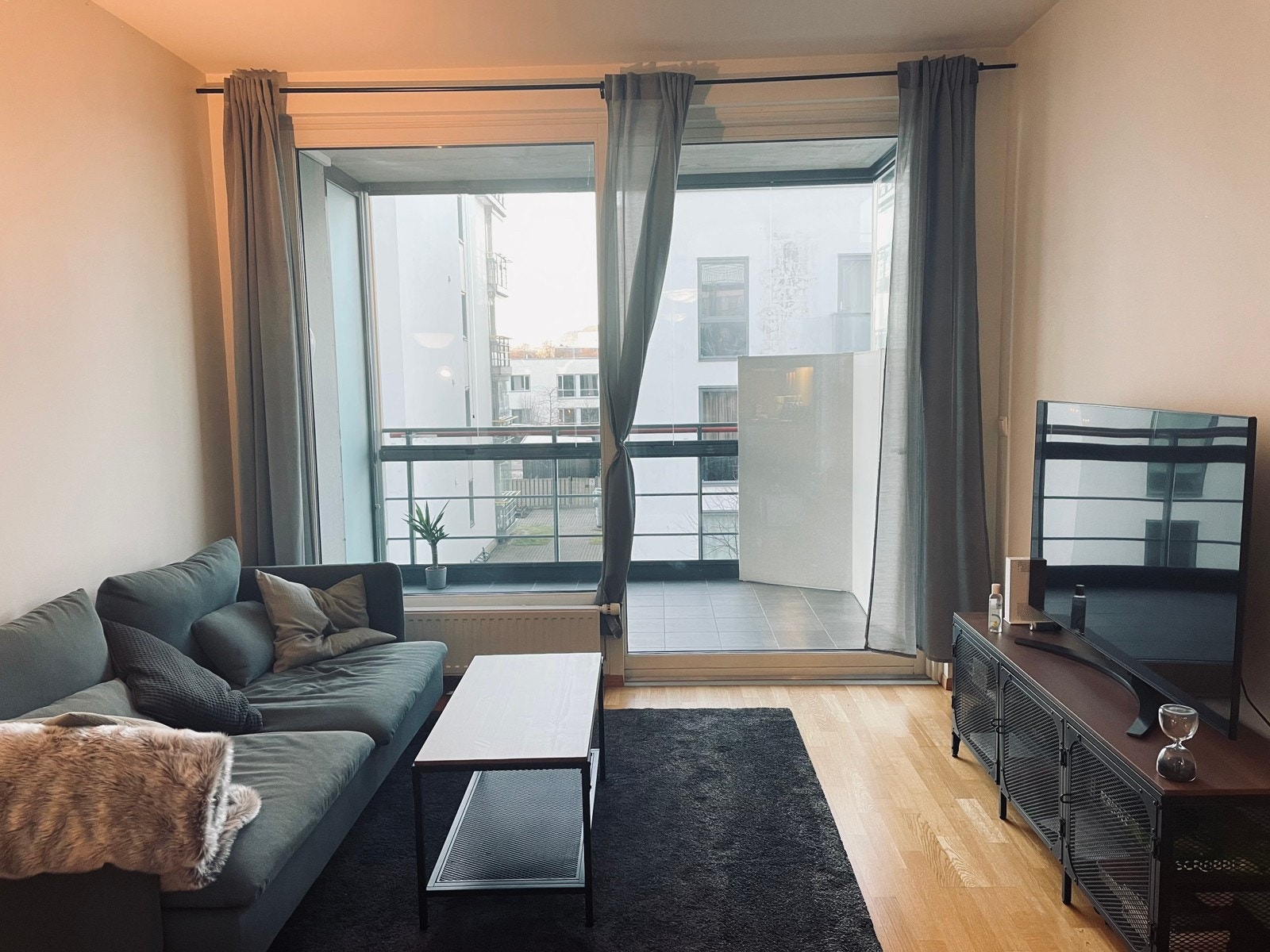 Stue med utgang innglasset balkong Galleribilde