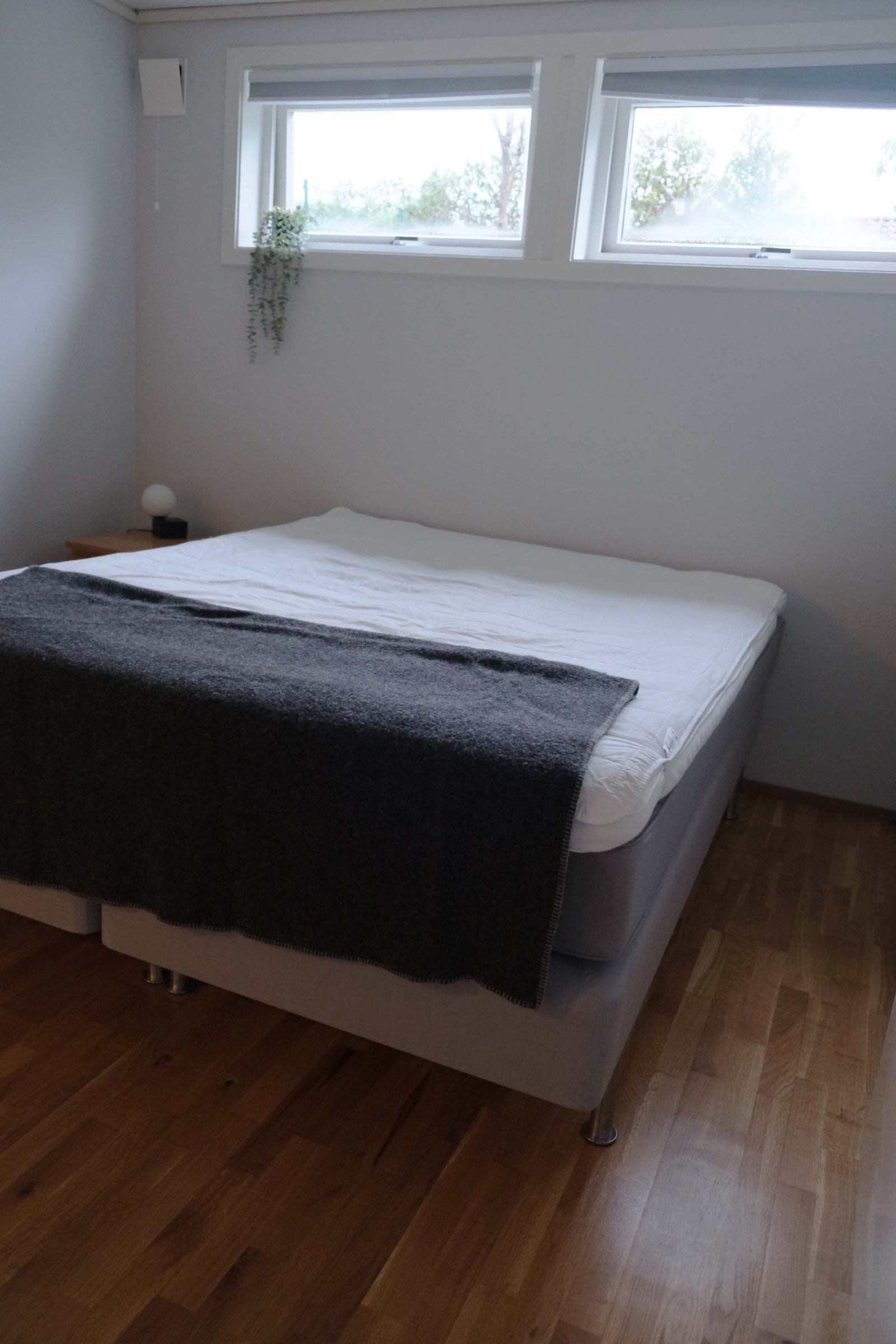 Soverom med dobbel seng og garderobeskap Galleribilde