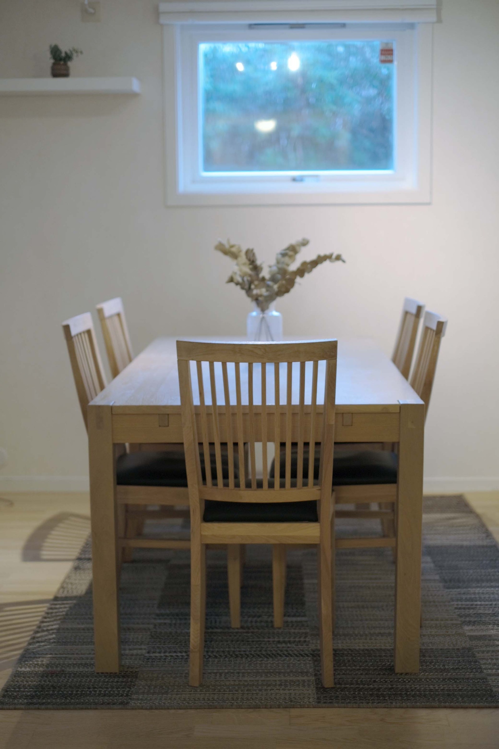 Spisebord med 5 stoler Galleribilde