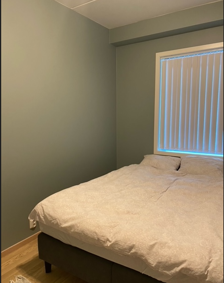 Soverom med vindu mot svalgang. Seng medfølger ikke. Galleribilde