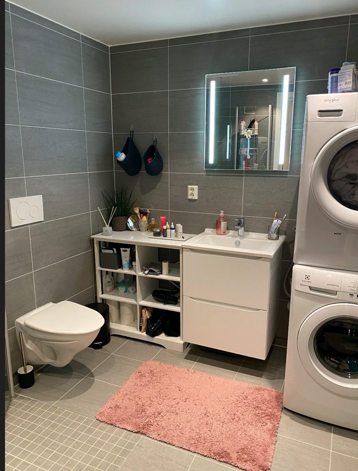 Bad med toalett og dusj. Vannbåren gulvvarme. Opplegg for vaskemaskin. Vaskemaskin/tørketrommel og separat skap på bildet medfølger ikke. Galleribilde