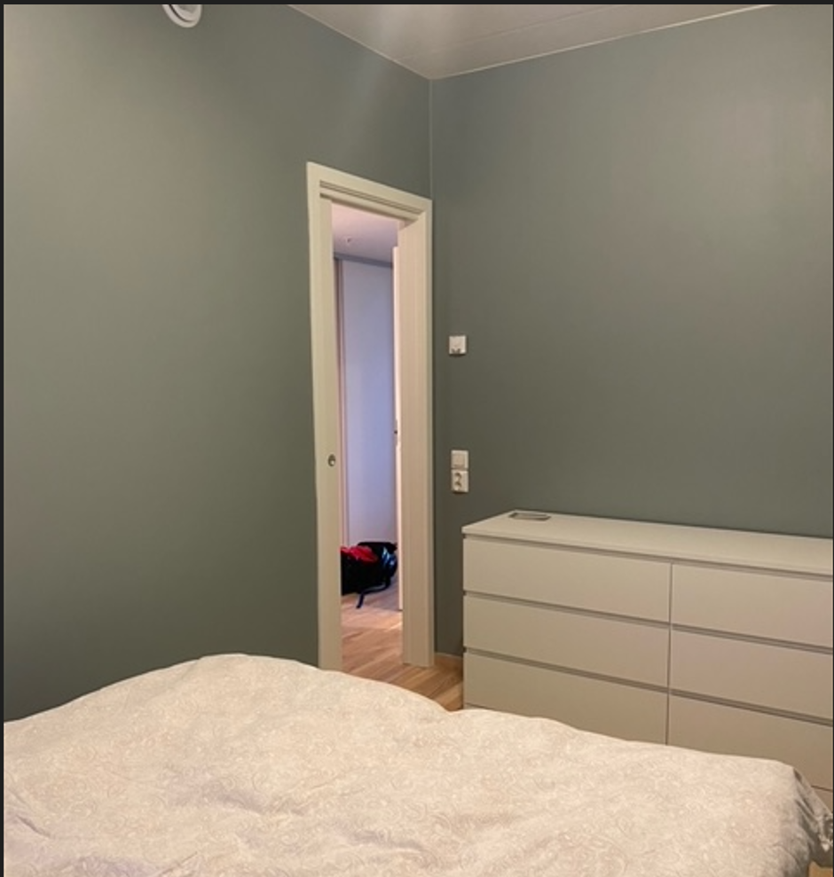 Soverom med dør mot gang/entre`. Skap på bilder medfølger ikke. Galleribilde