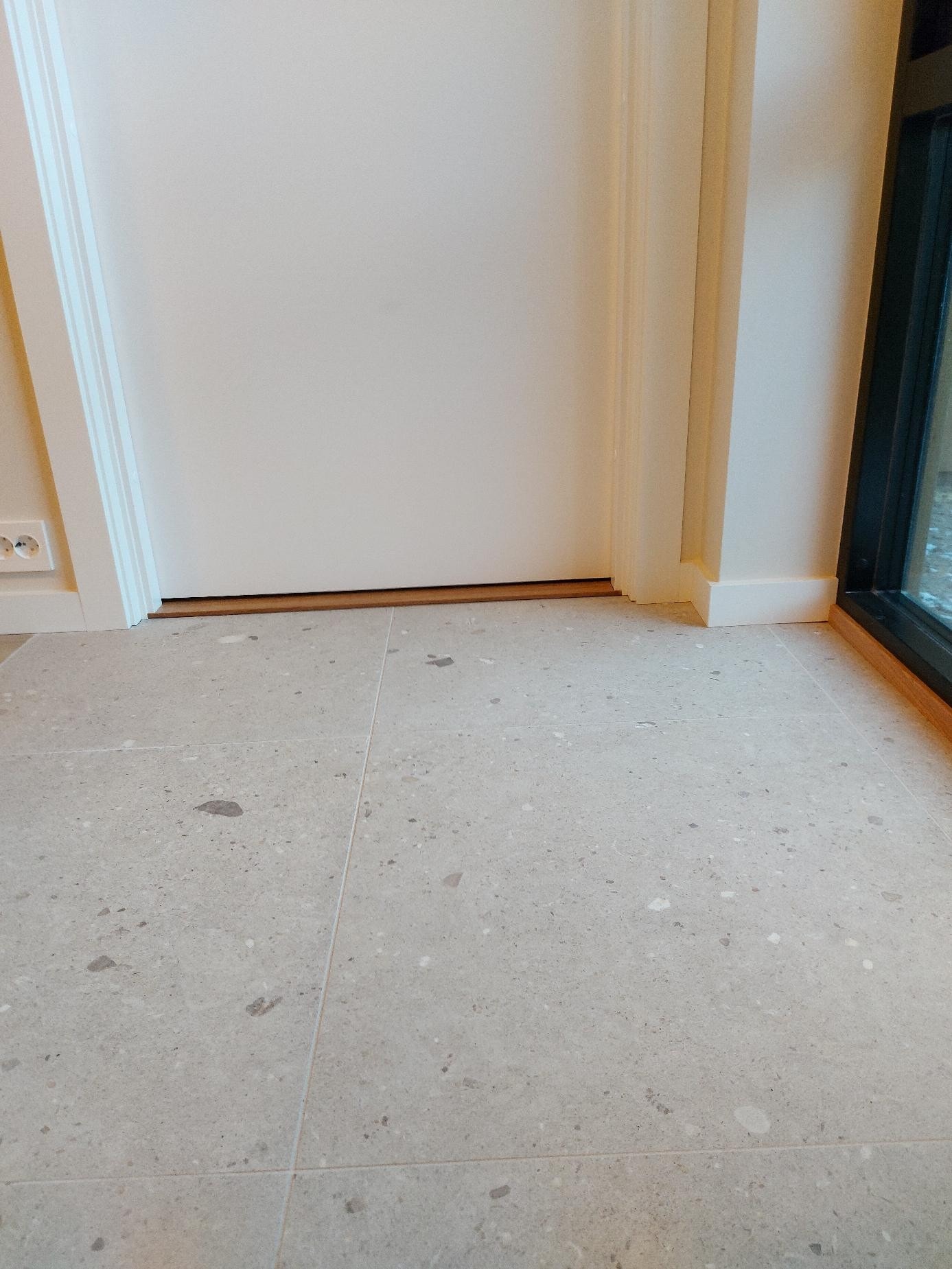 Flotte gulvfliser i yttergang med varmekabler Galleribilde