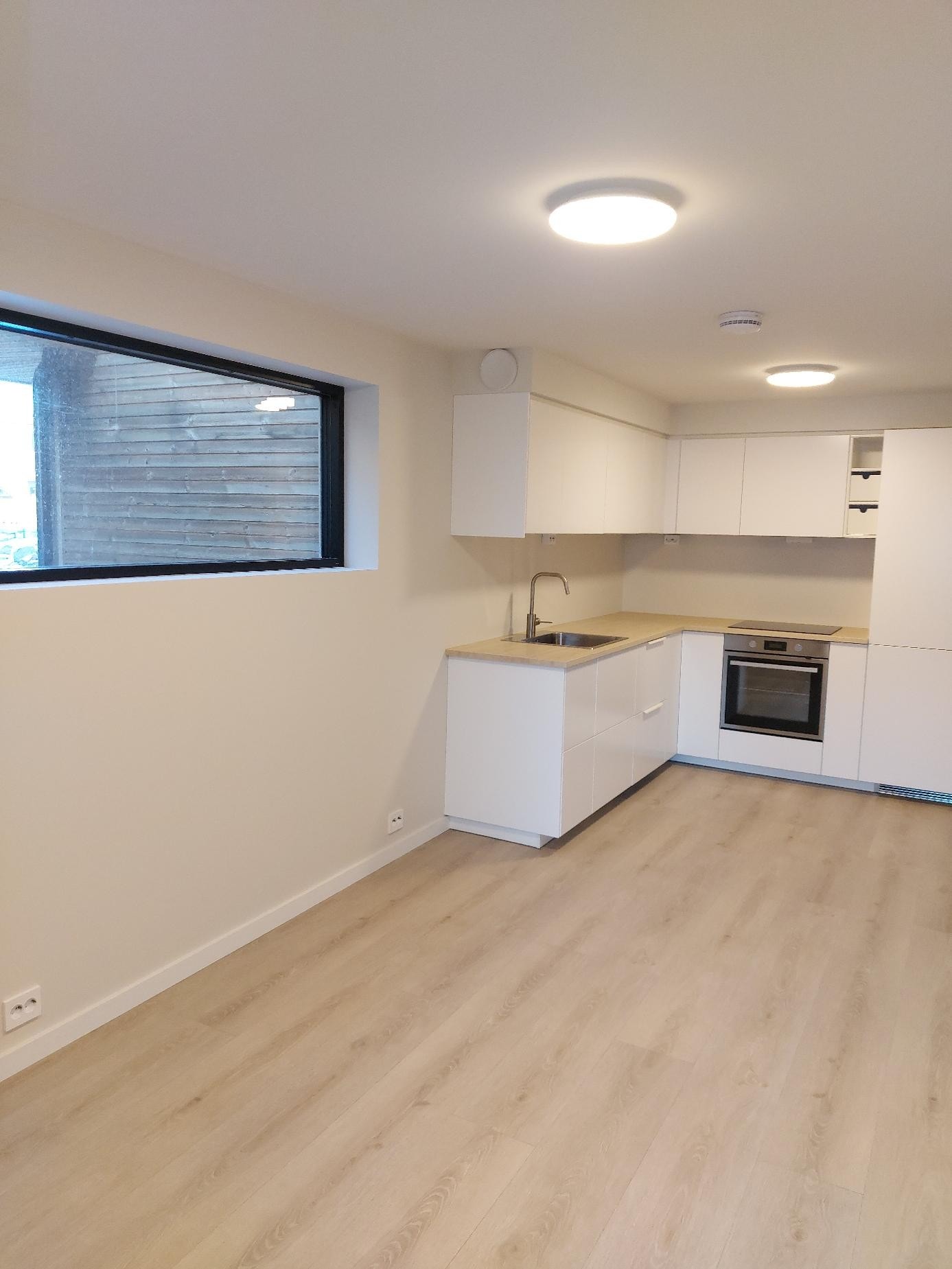 Stort og praktisk kjøkken, med integrerte hvitevarer. Håndtak på innredning er ikke ferdig montert :) Galleribilde