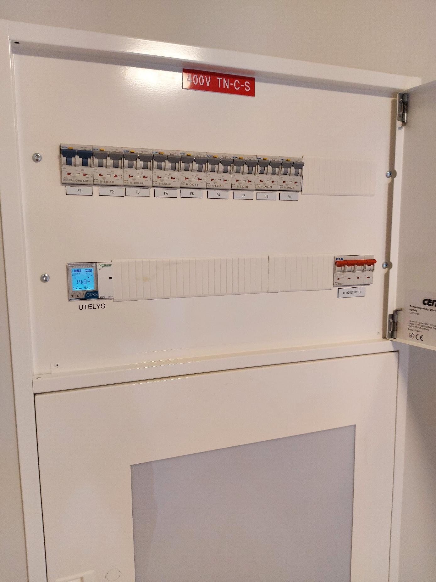 Eget sikringsskap. Leietaker tegner strømavtale Galleribilde