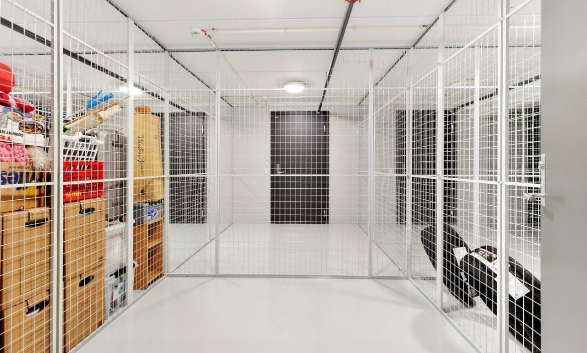 Romslig sportsbod bak parkering Galleribilde