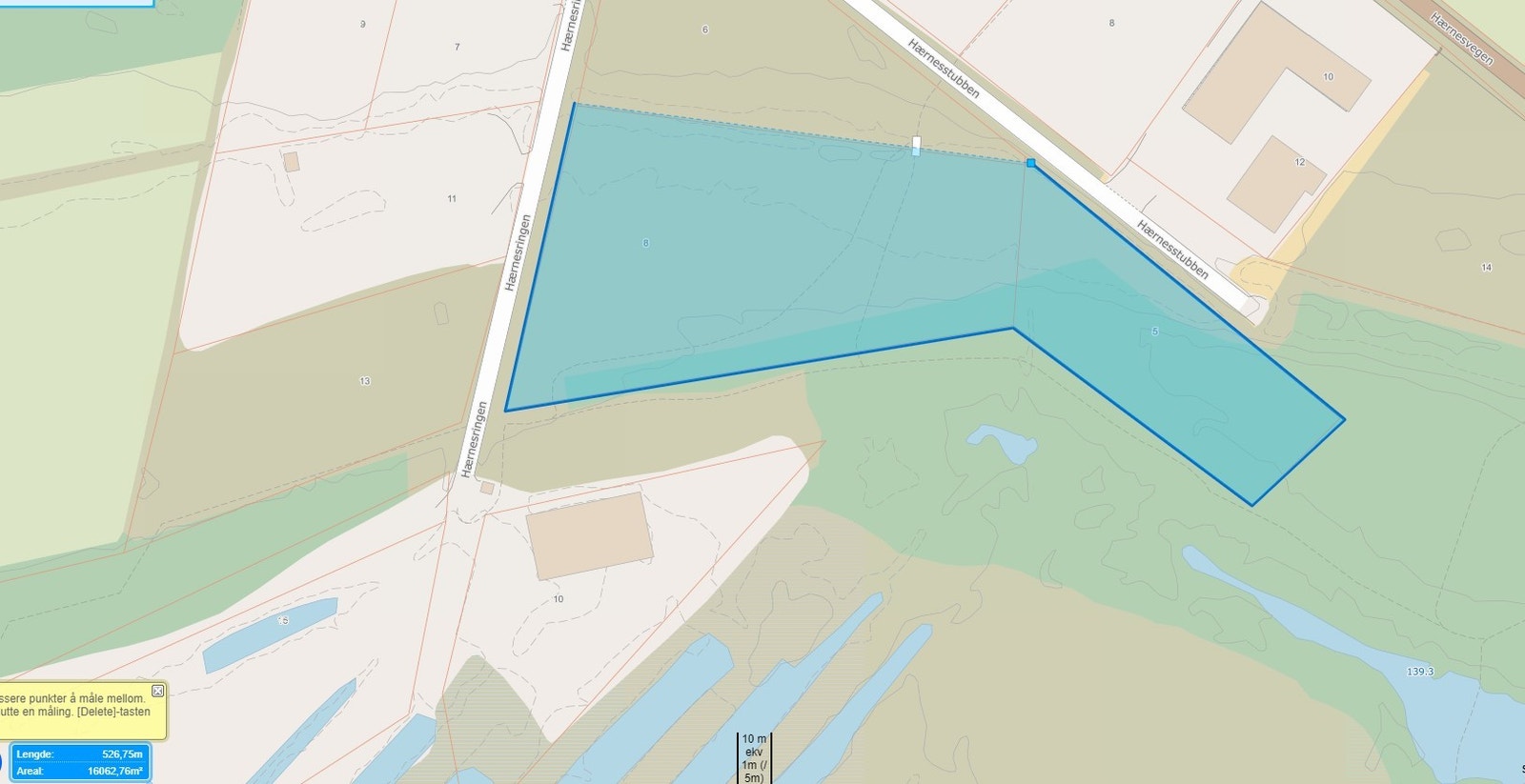 Tomten til høyre har adresse "Hernesstubben 5" og har areal på ca 5 mål. Tomten til venstre har adresse "Hernesringen 8" og areal på ca 11 mål. Disse grenser til hverandre, kan evt inndeles på annet vis - og selges i utgangspunktet som en helhet. Galleribilde