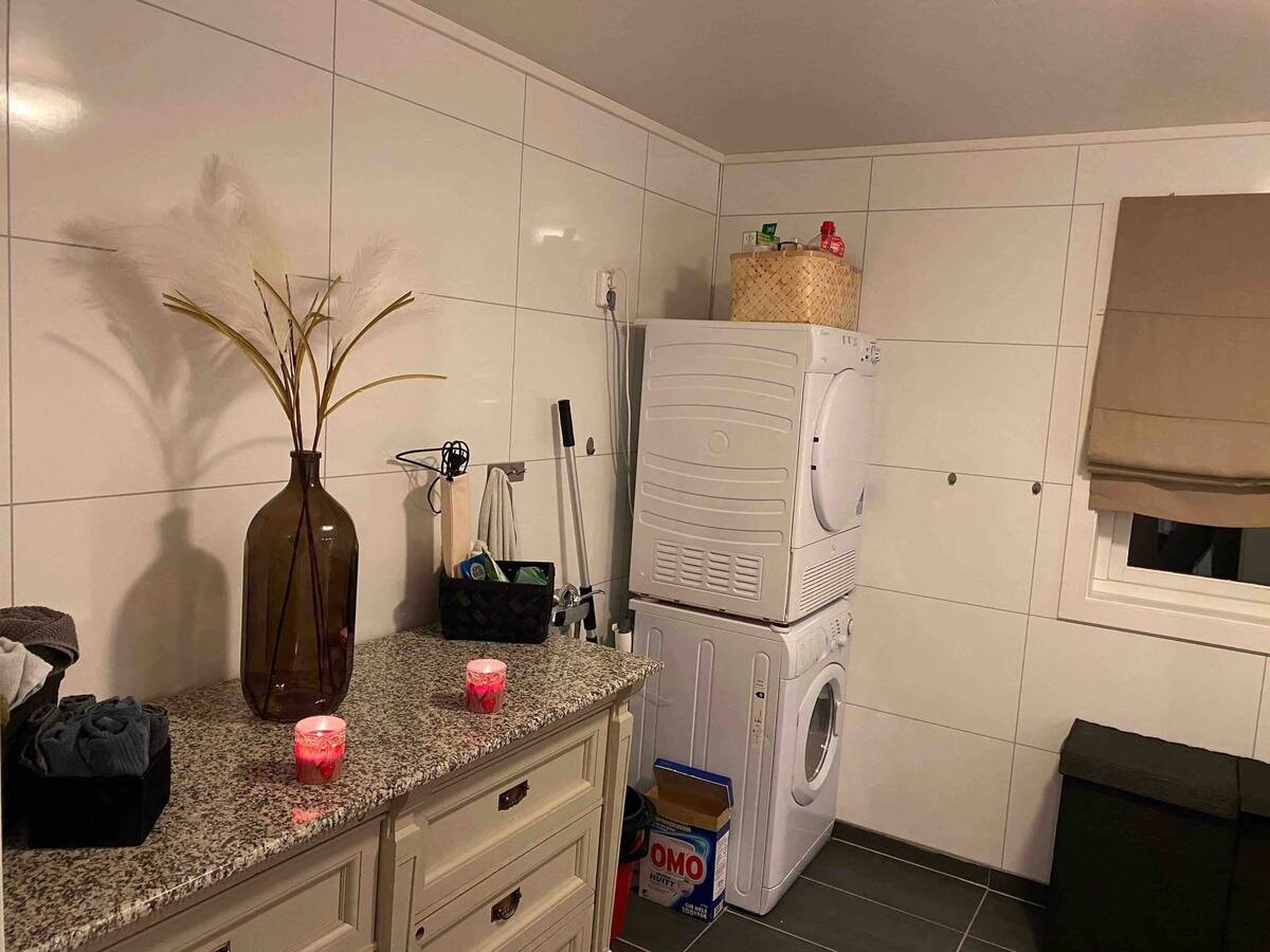 badet har tørketrommel og vaskemaskin Galleribilde