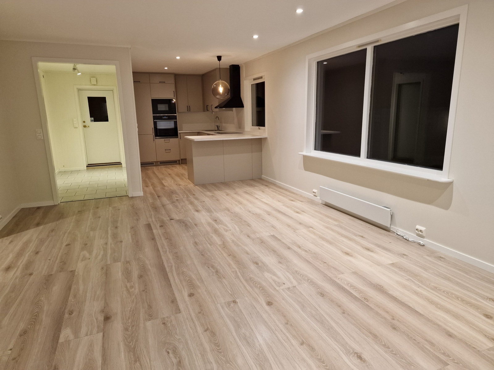 Stue mot kjøkken og entre Galleribilde