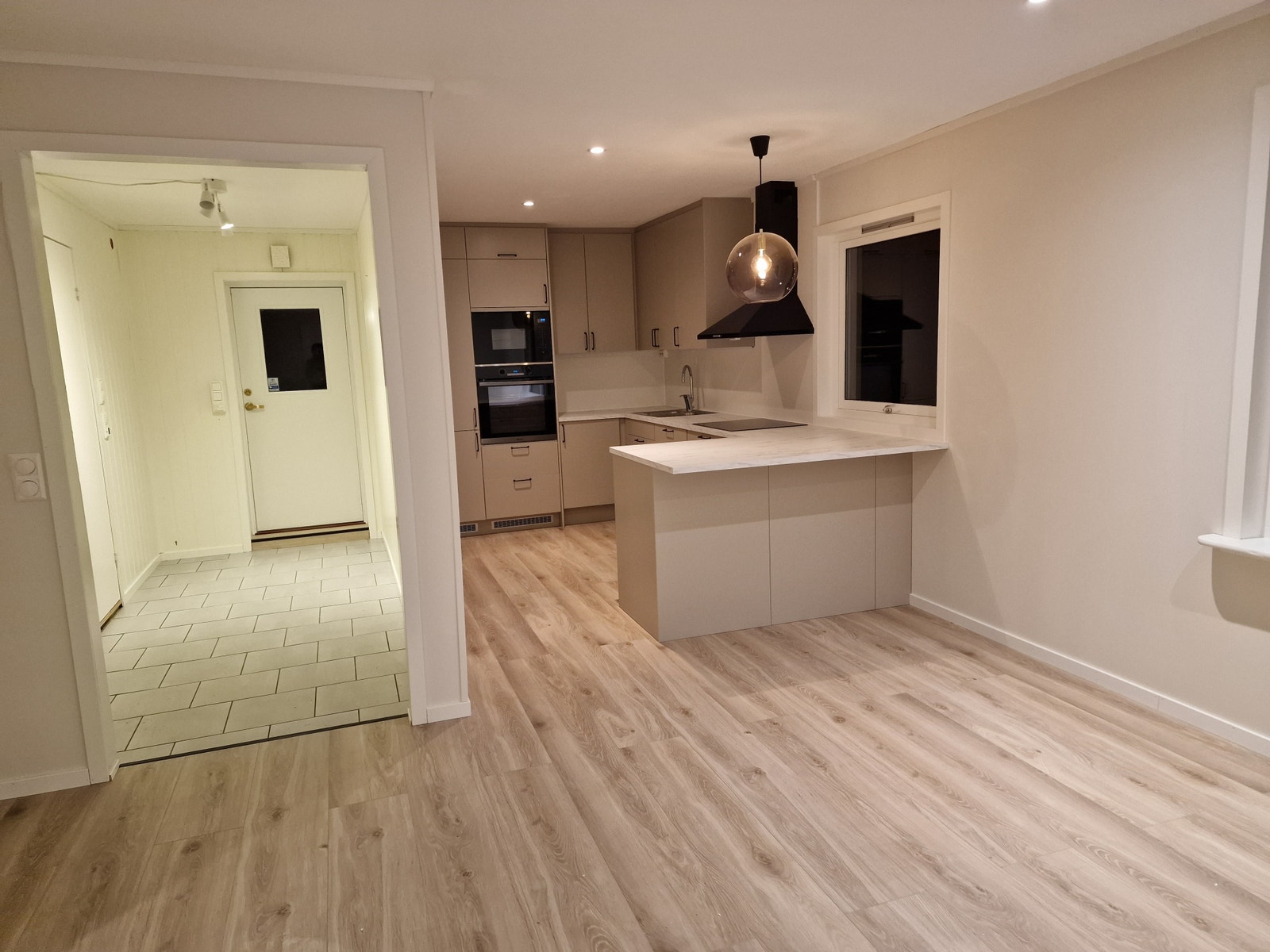 Stue mot kjøkken og entre Galleribilde