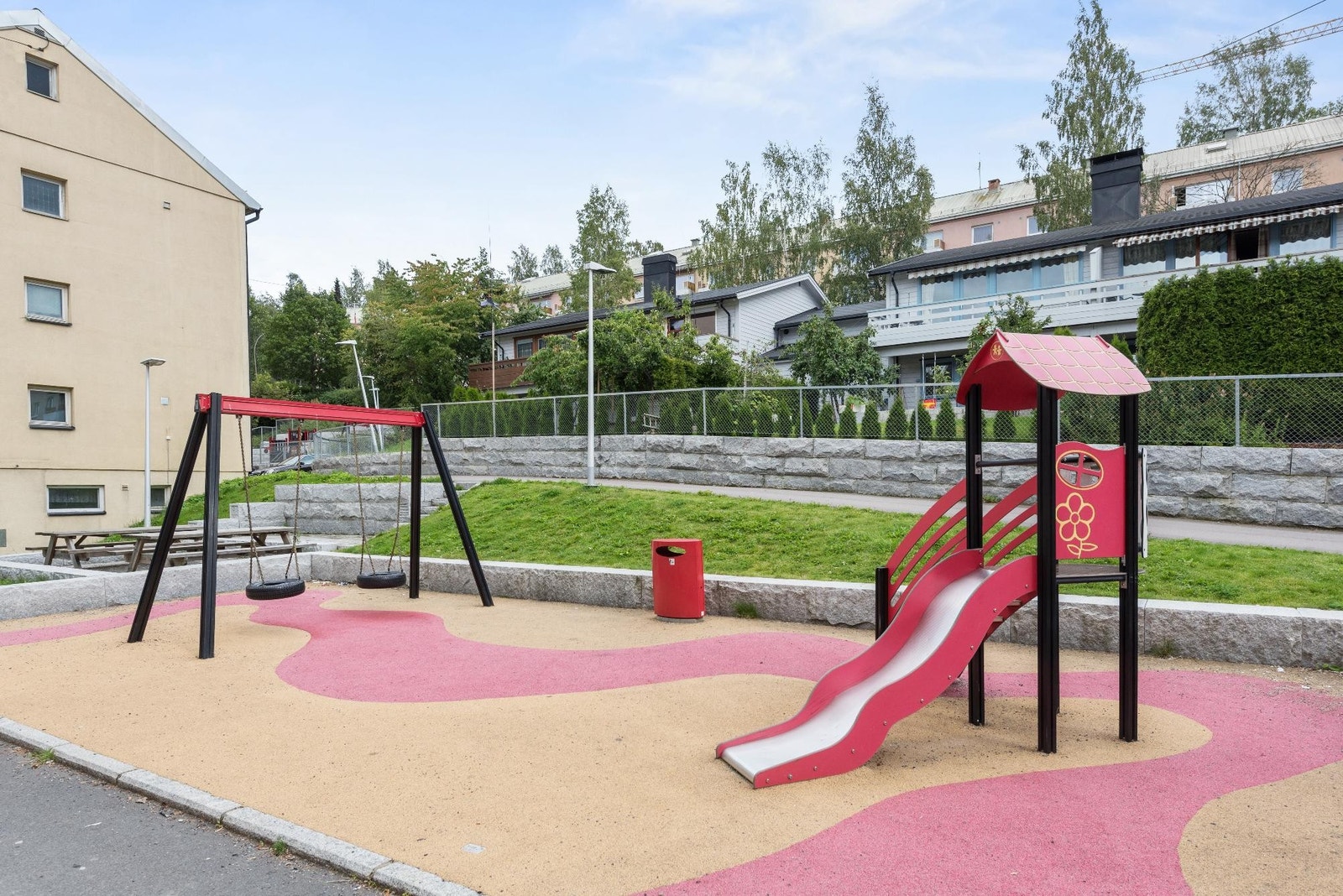 Lekeplass for barn på sommer Galleribilde