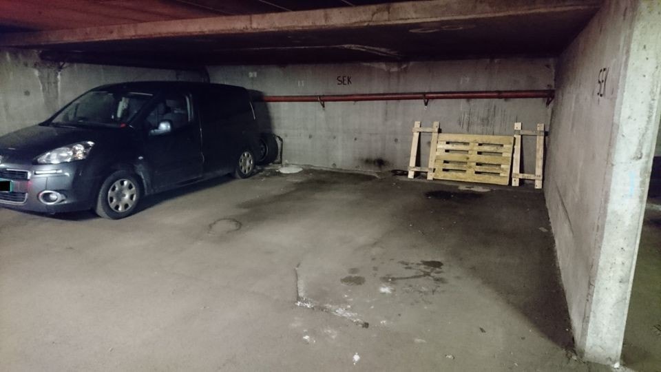 Det er plassen i midten som er til salgs. Galleribilde