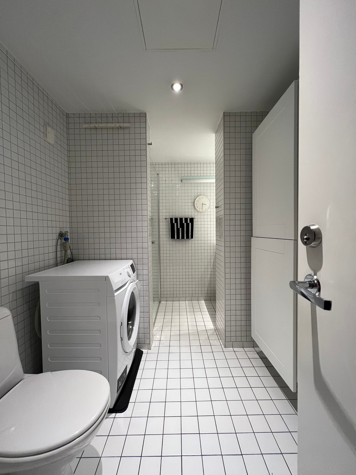 Stort bad med vaskemaskin Galleribilde