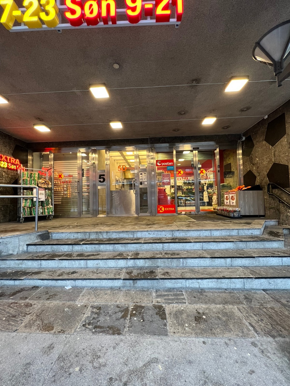 Entre. Her har du dagligvarebutikk på begge sider av inngangen, med hovedbutikken til høyre og den søndagsåpne delen til venstre Galleribilde