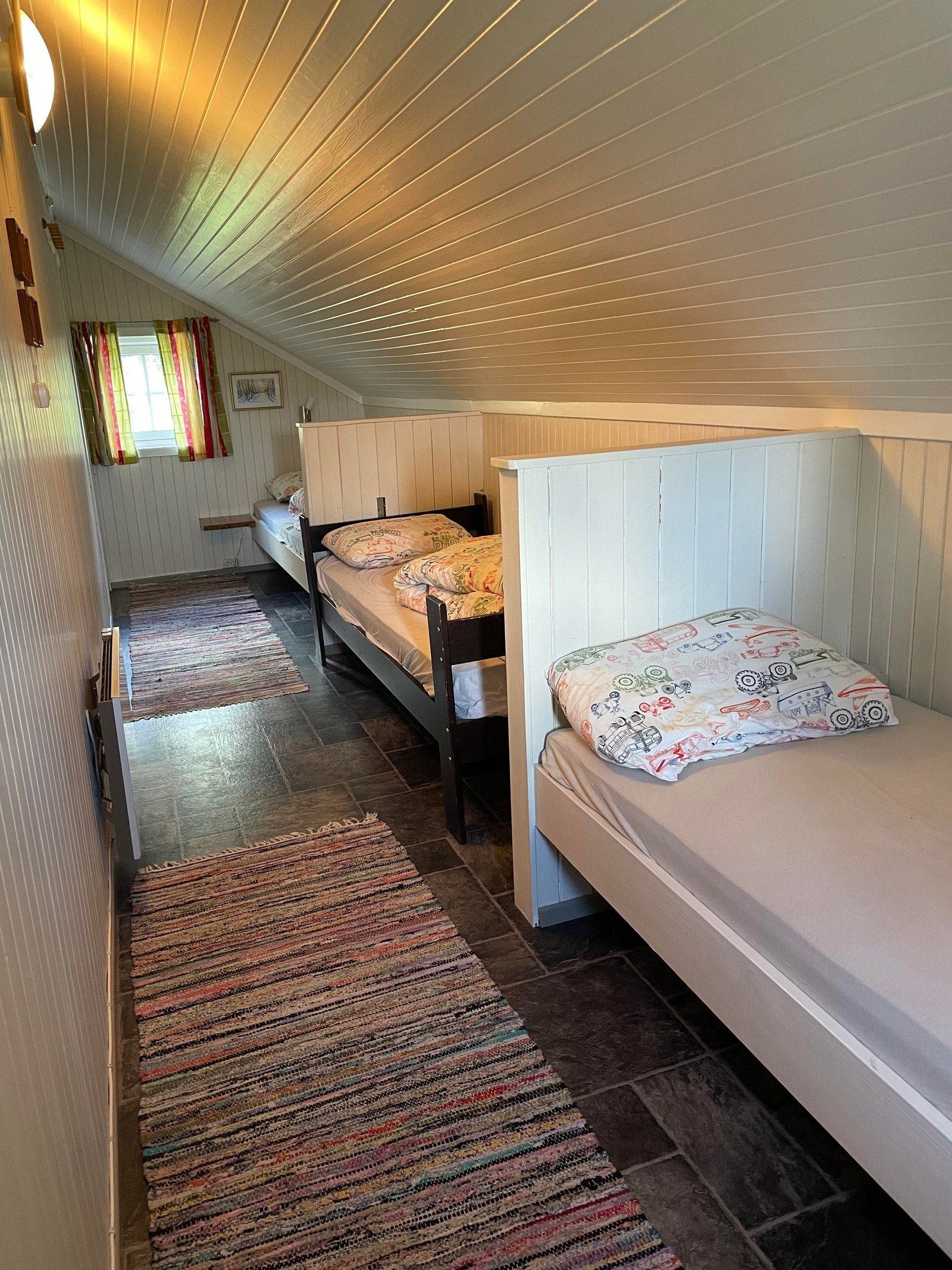 et soverom nummer (4) oppe eller oppbevarings muligheter Galleribilde