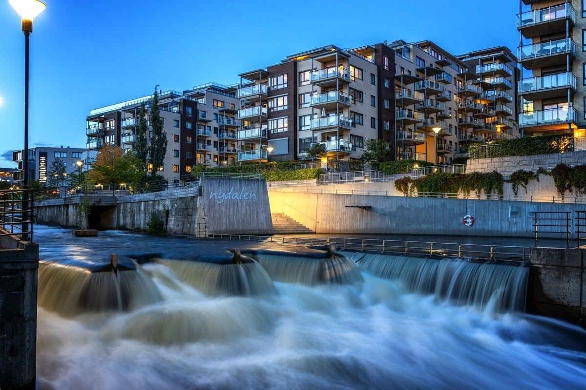 I Nydalen har du T-bane, vinmonopol, butikker. serveringssteder og BI i nærområdet. Gode bademuligheter i Akerselva om sommeren. Galleribilde