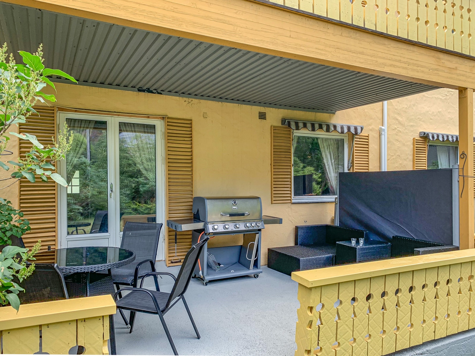 Uteplass med grill, spisebord og loungemøbler. Galleribilde